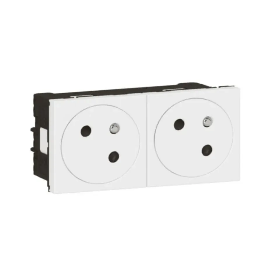 Double prise 2P+T précâblée — 1 rangée × 4 modules — blanc